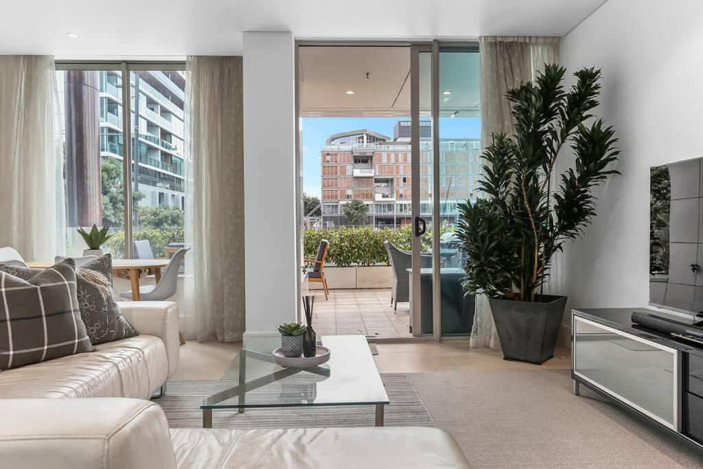 Elegant & Sunny Living With Stunning Marina Views Apartment *