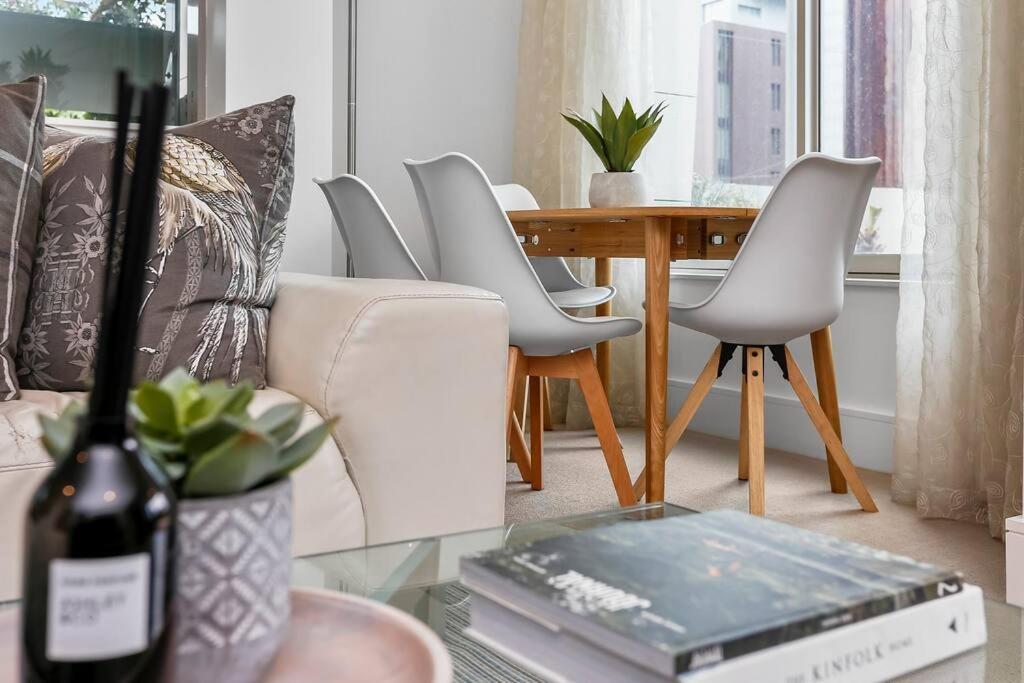 Elegant & Sunny Living With Stunning Marina Views