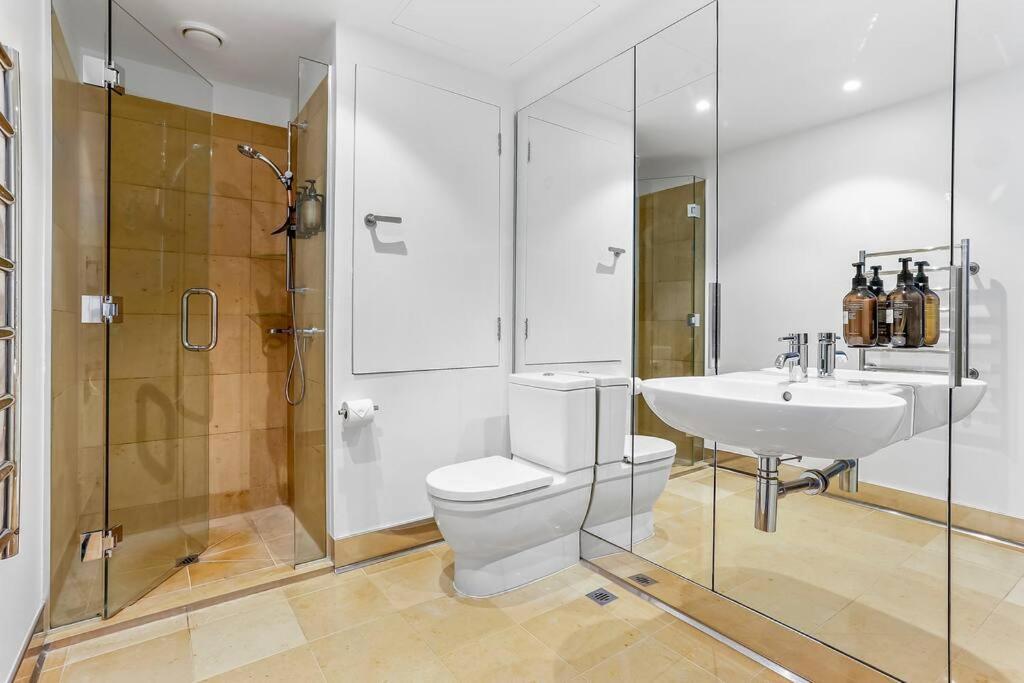 Elegant & Sunny Living With Stunning Marina Views Auckland