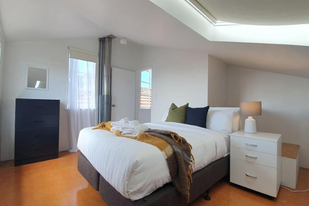 Bright And Modern Oasis In Kingsland