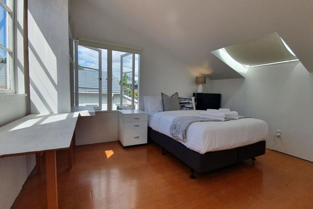 Holiday home Bright And Modern Oasis In Kingsland *