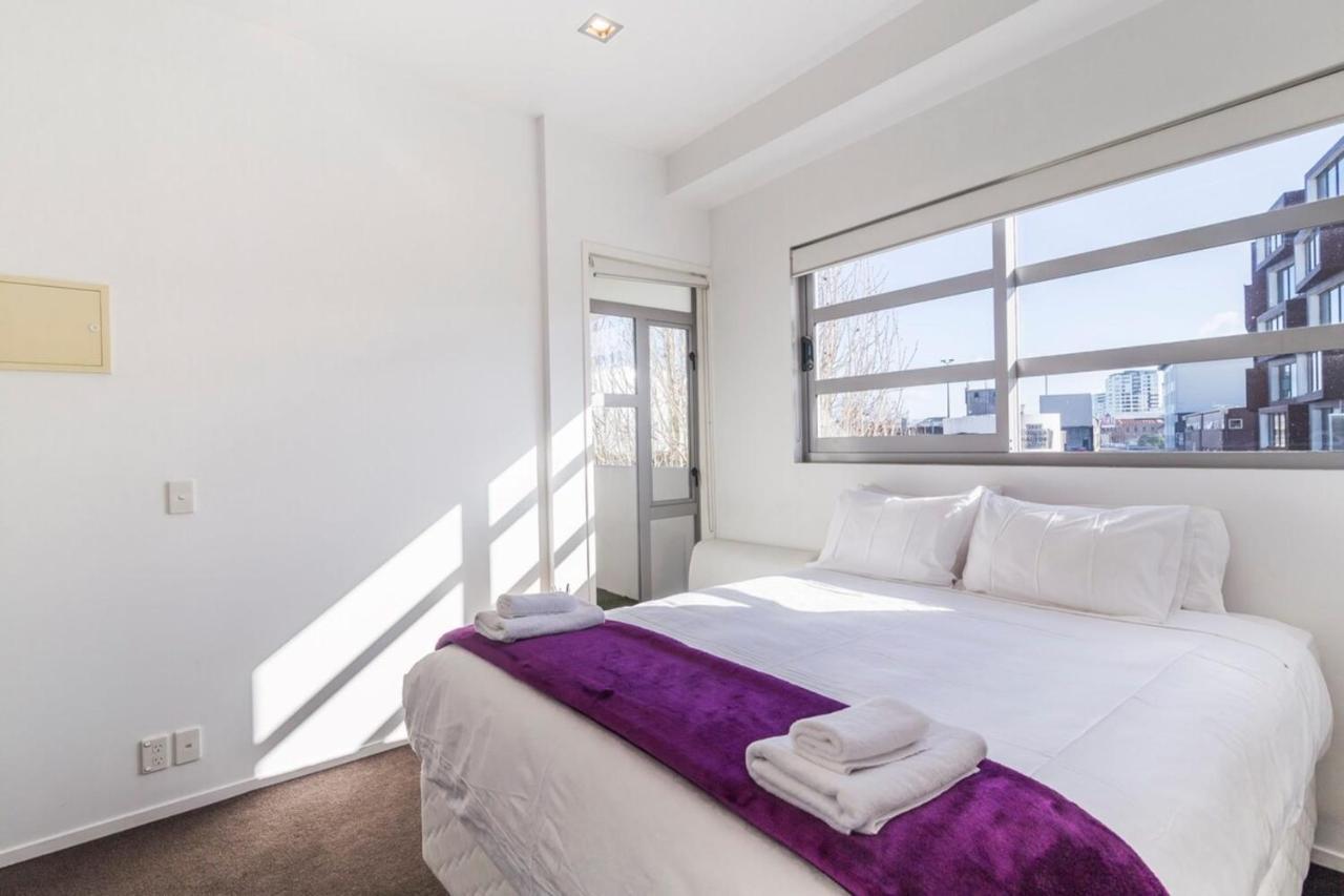 Modern 2 Bedroom In Cbd With Parking Apartment Auckland