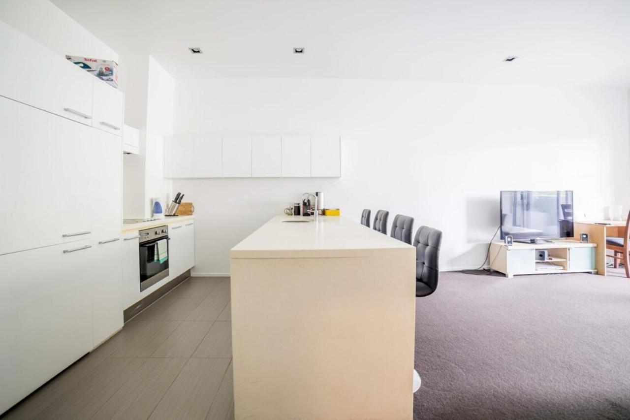 Modern 2 Bedroom In Cbd With Parking Apartment