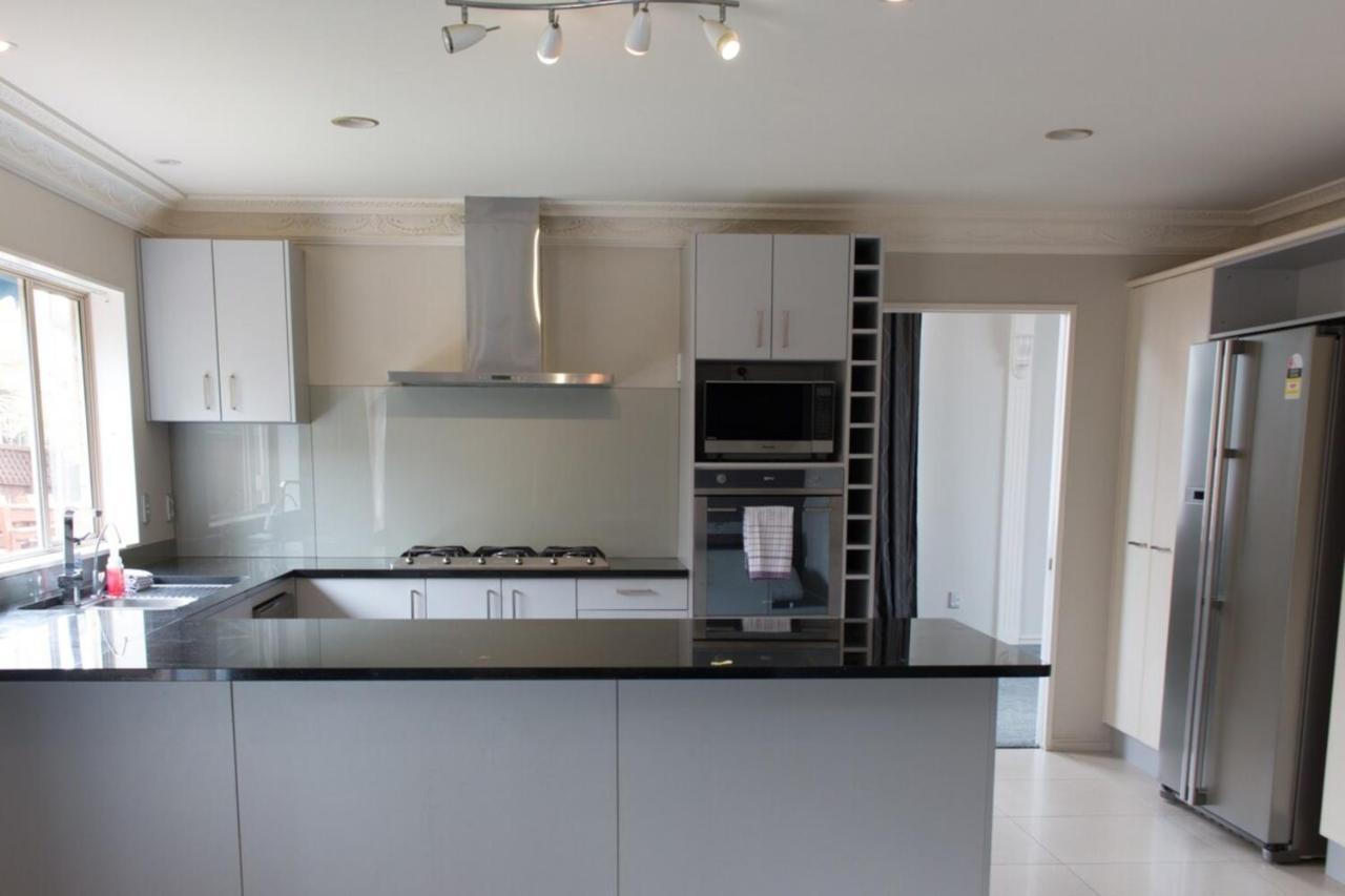 Elegant 6 Bdr Sleeps 13 In East Holiday home Auckland