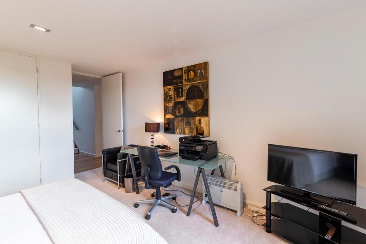 Designer 3 Bedroom With Harbour Views Auckland
