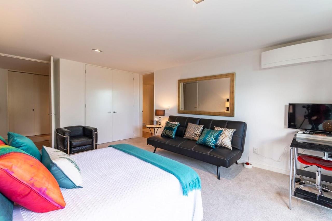 Designer 3 Bedroom With Harbour Views Holiday home Auckland