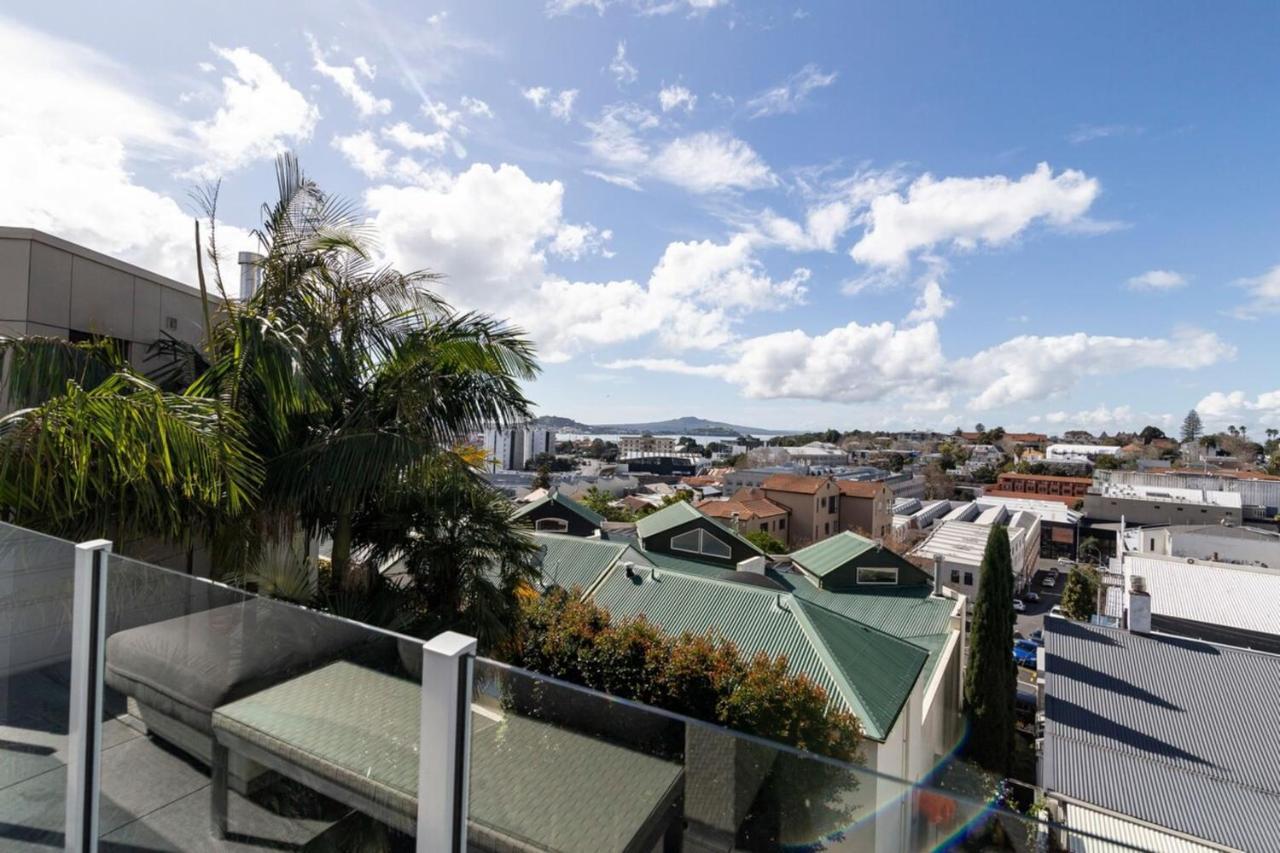Designer 3 Bedroom With Harbour Views Holiday home *