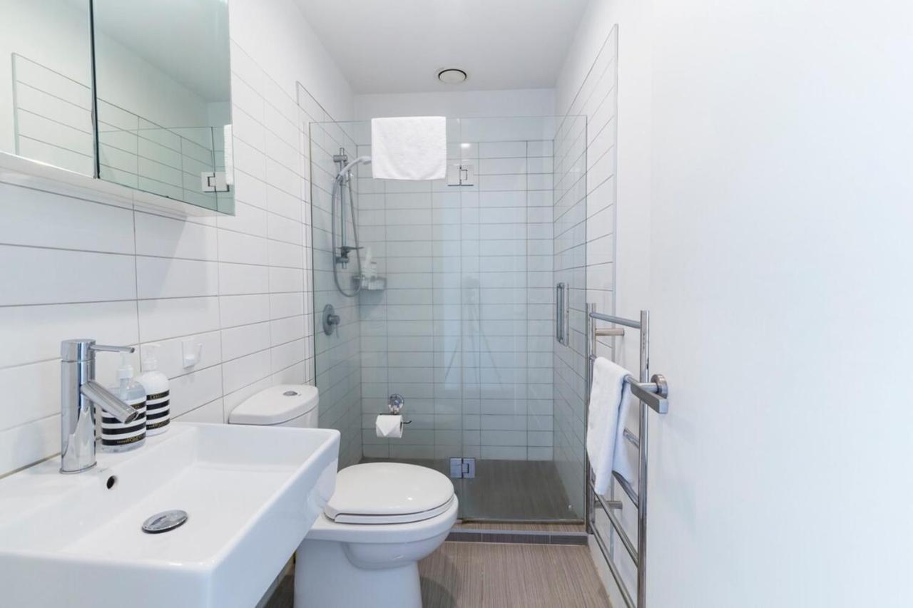 Modern 2 Bedroom In Cbd With Parking Apartment Auckland