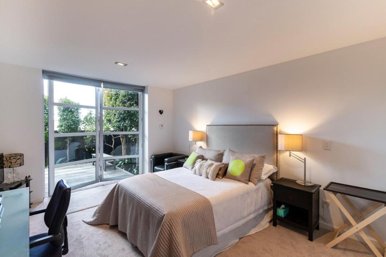 Designer 3 Bedroom With Harbour Views