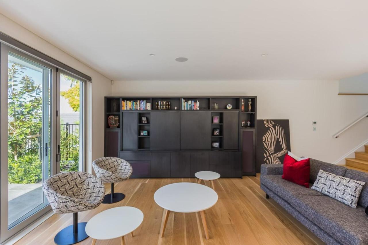 Spacious High Spec Executive Garage! Auckland