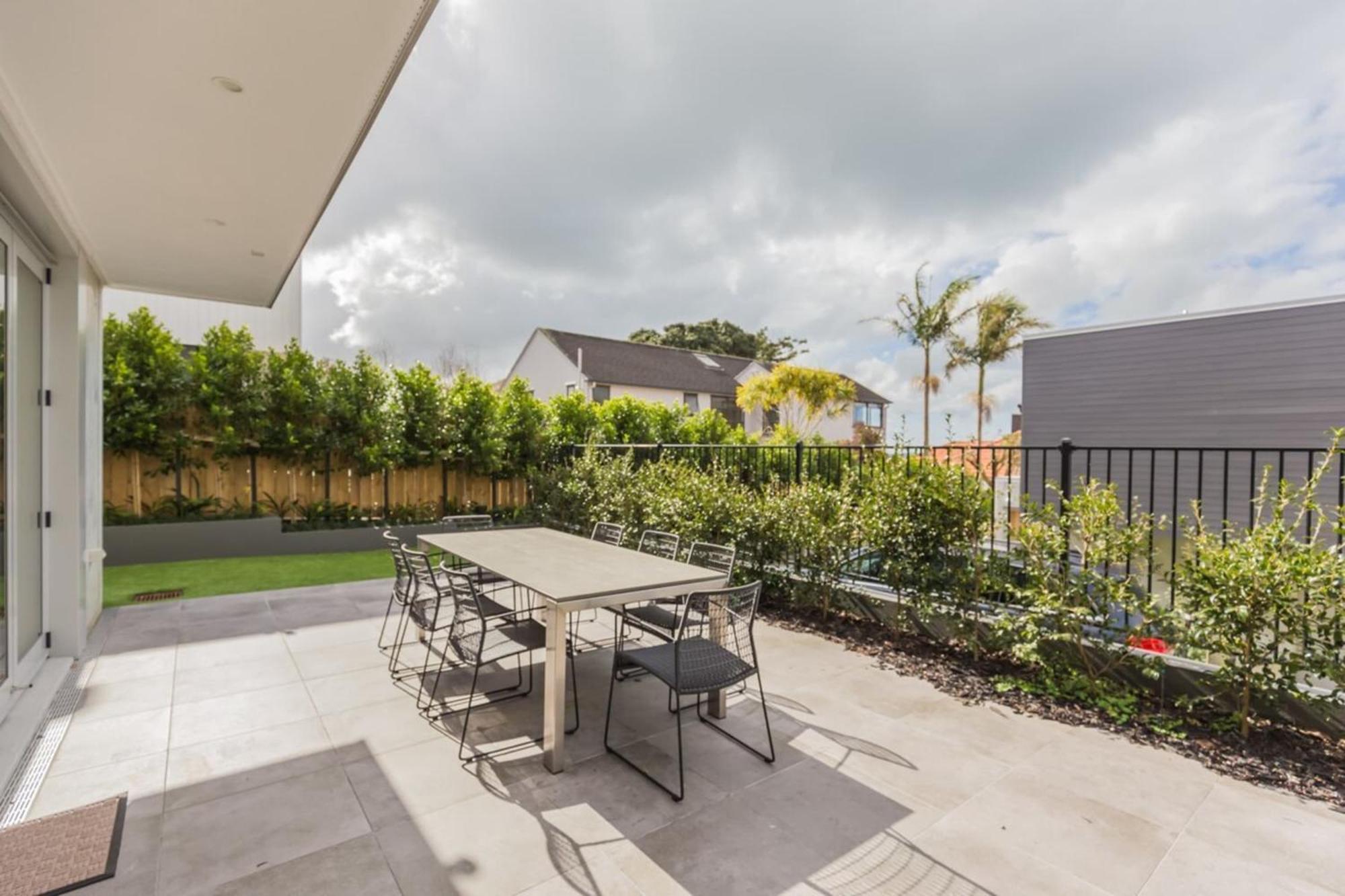Spacious High Spec Executive Garage! Holiday home