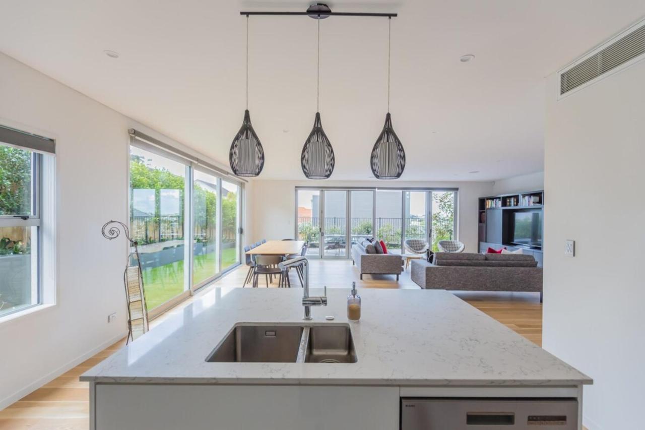 Spacious High Spec Executive Garage! * Auckland