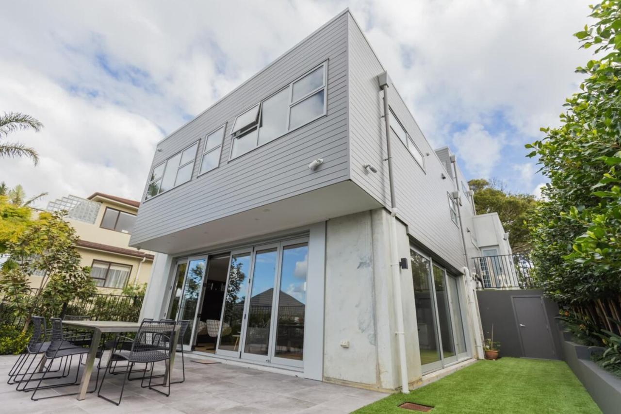 Spacious High Spec Executive Garage! * Auckland