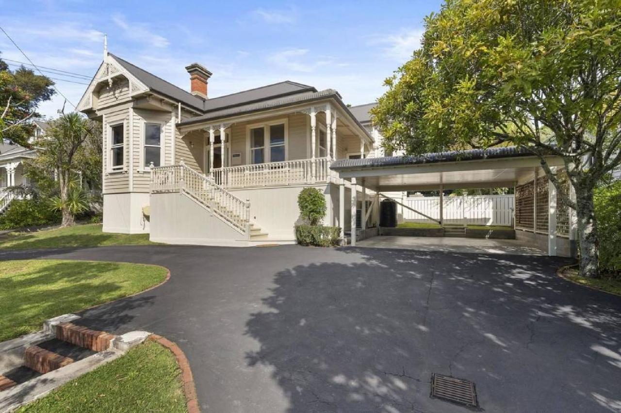 Mount Eden Villa *