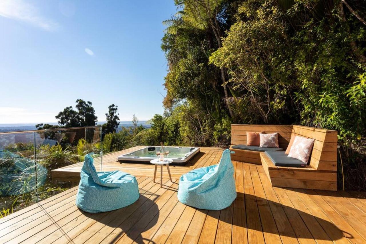 Tree-top Luxury In The Waitakere Ranges Holiday home *