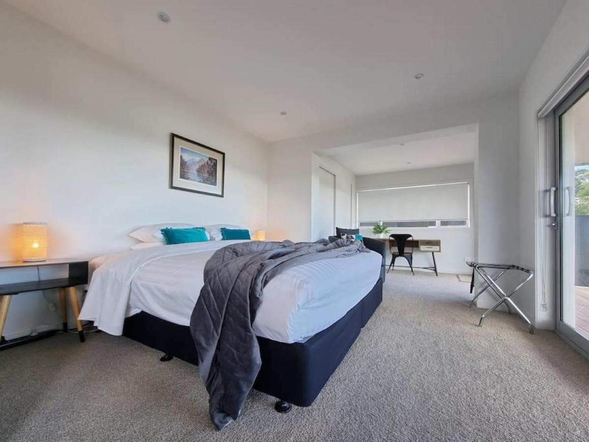 Fabulous Castor Bay 1 Bedroom With Views And Skytv Apartment Auckland