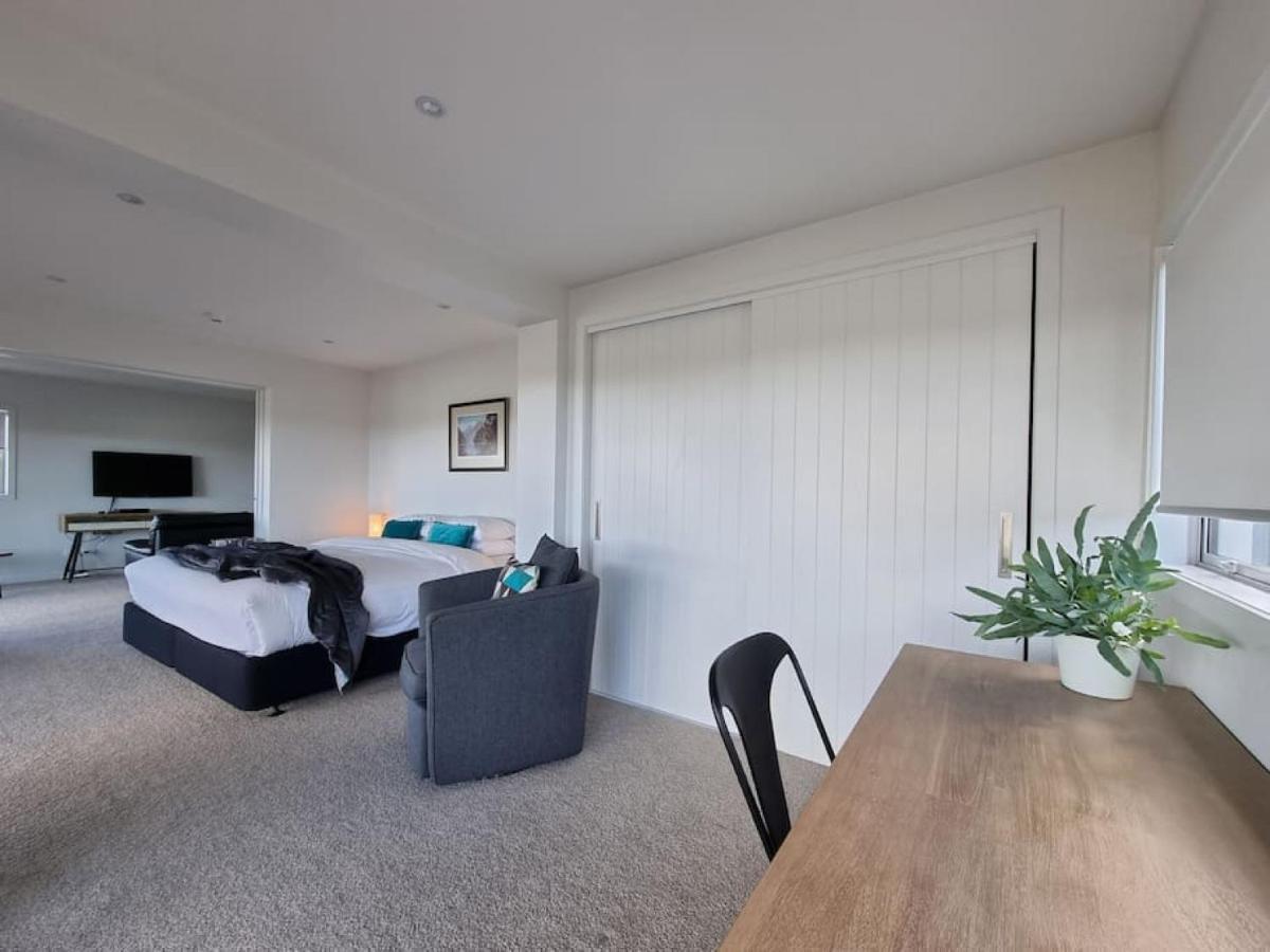 Fabulous Castor Bay 1 Bedroom With Views And Skytv Apartment Auckland