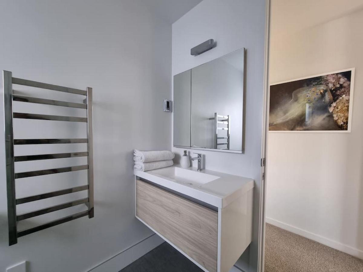 Fabulous Castor Bay 1 Bedroom With Views And Skytv Apartment Auckland