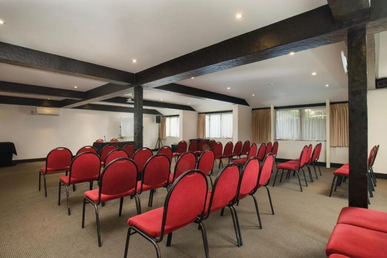 The Surrey 4*