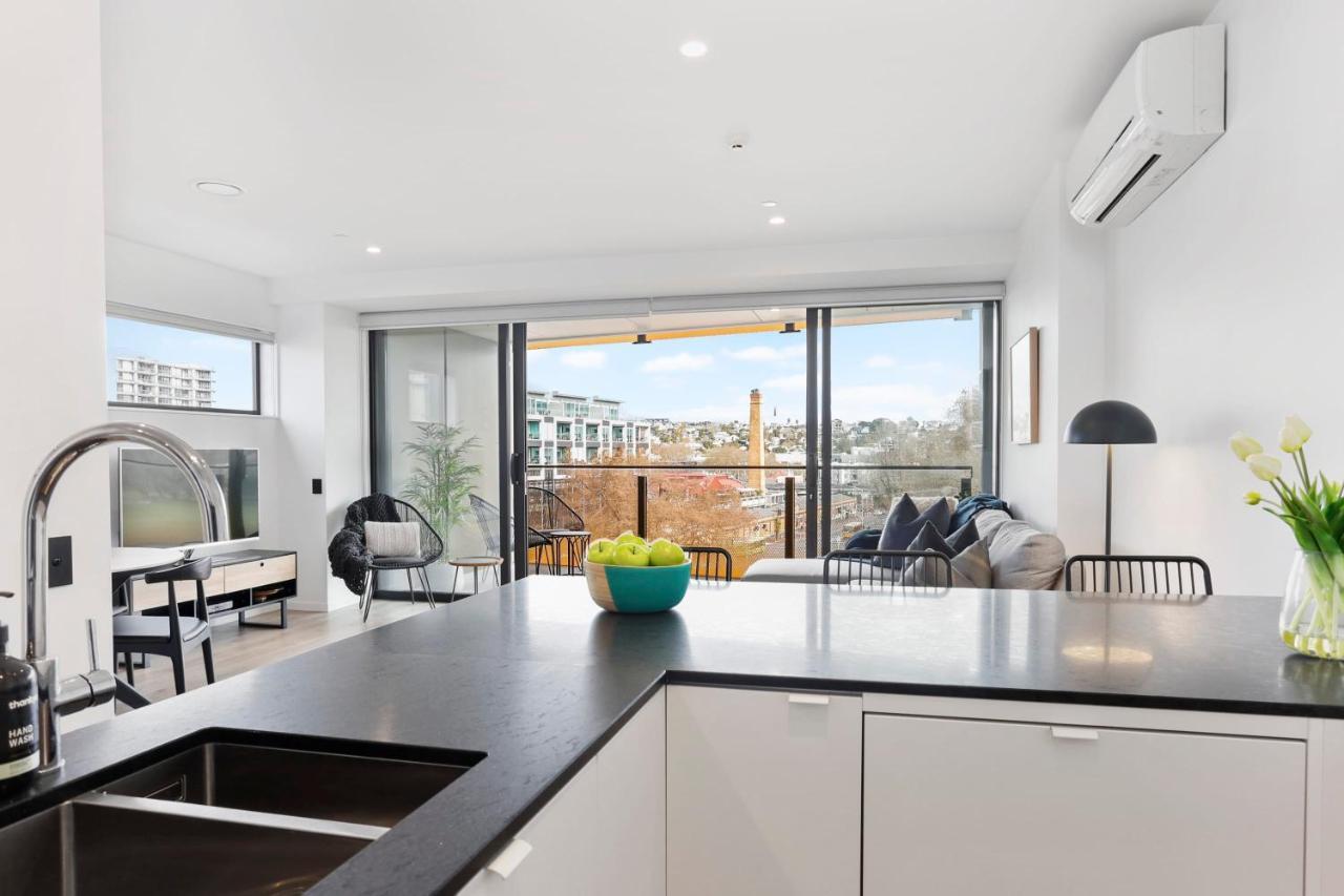 Luxury Comfort With Lush Park Views & Free Carpark Apartment *