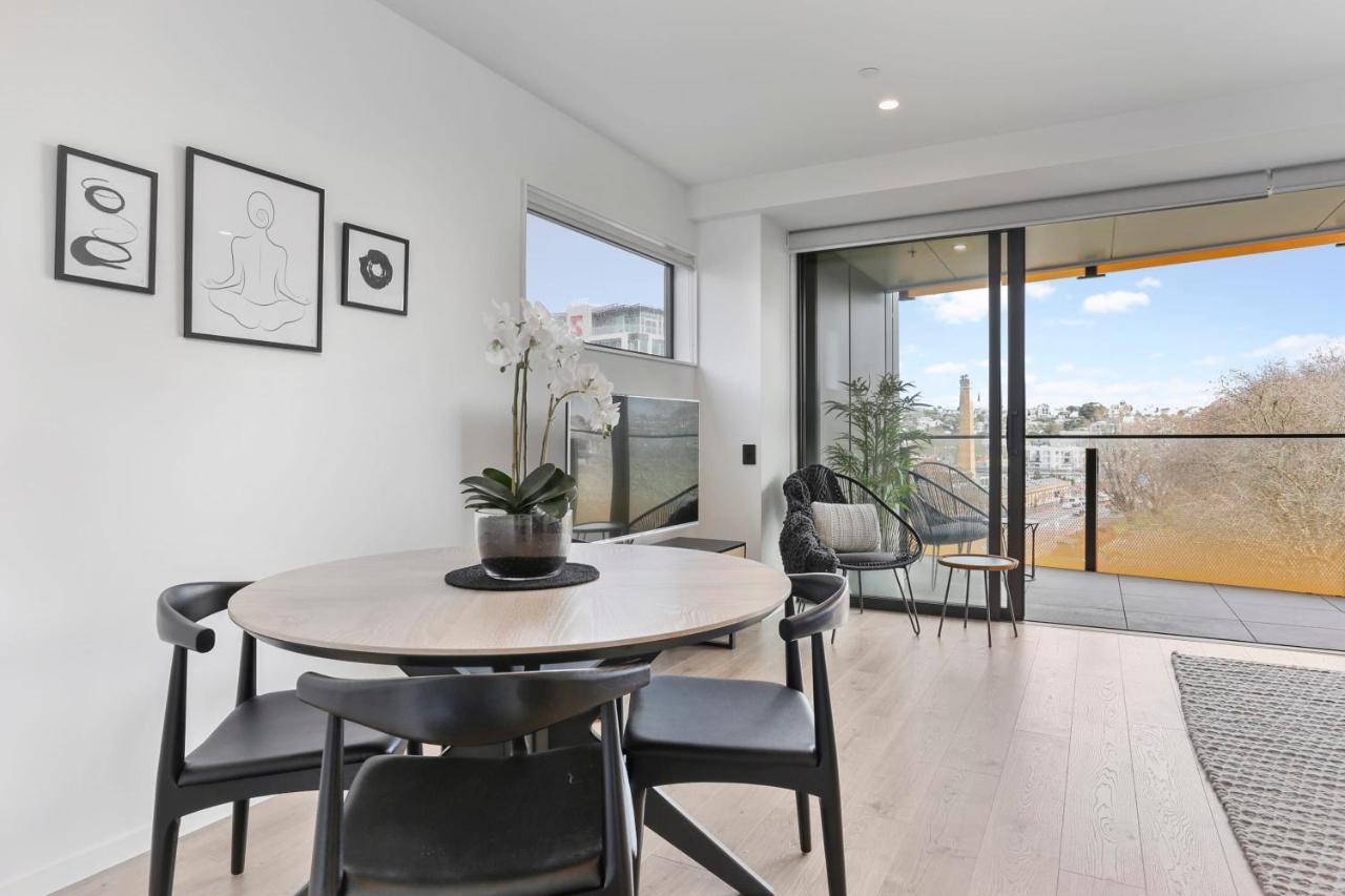 Luxury Comfort With Lush Park Views & Free Carpark *