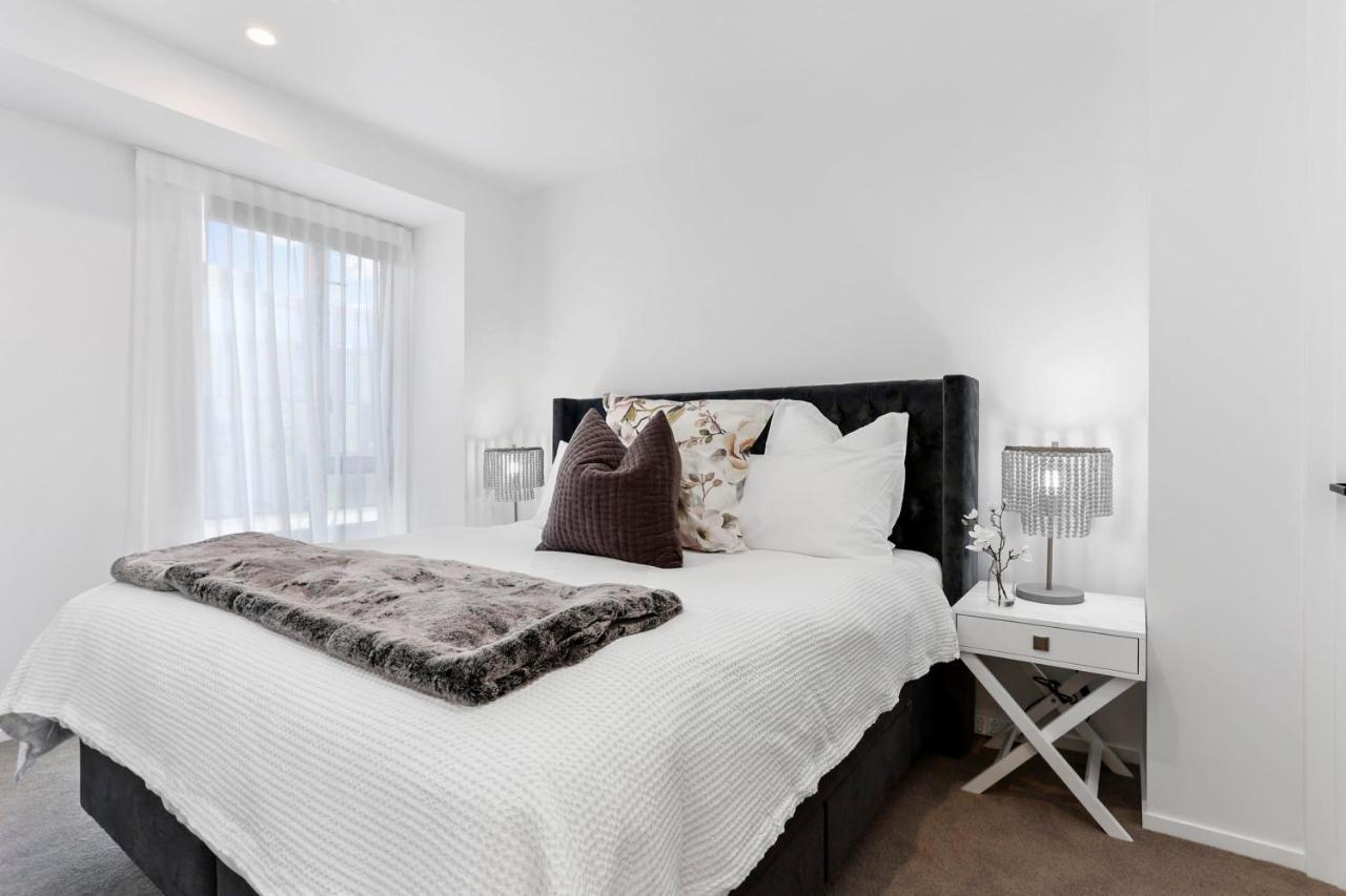 Apartment Luxury Comfort With Lush Park Views & Free Carpark *