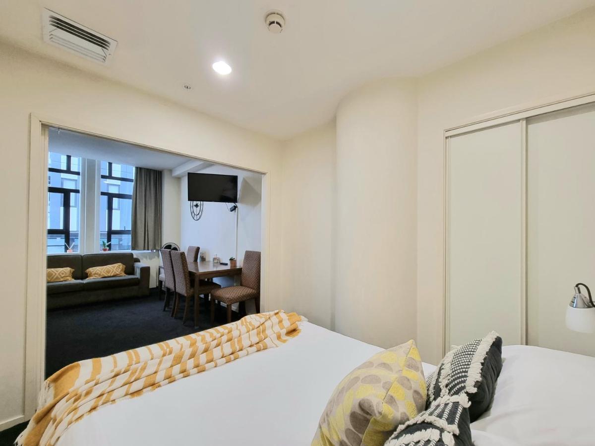 Urban Deco On Queen Street Apartment *