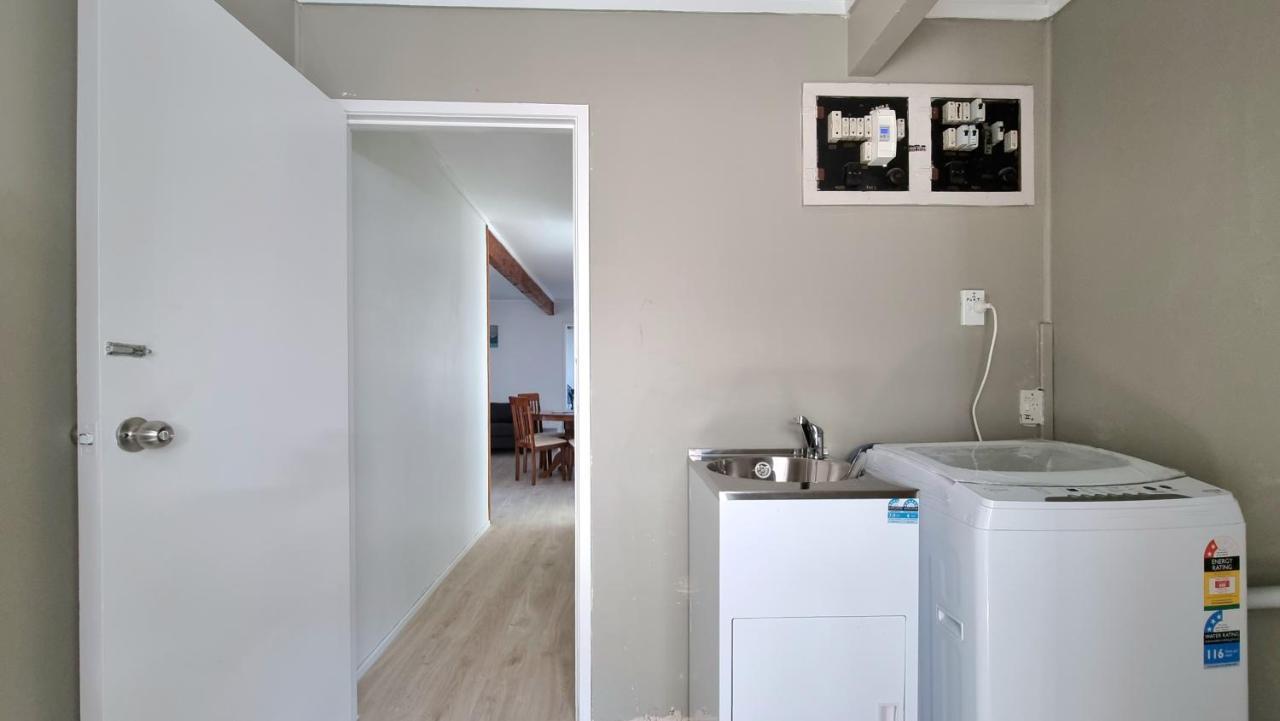 Lovely 2 - Bedroom Unit With Free Parking Apartment