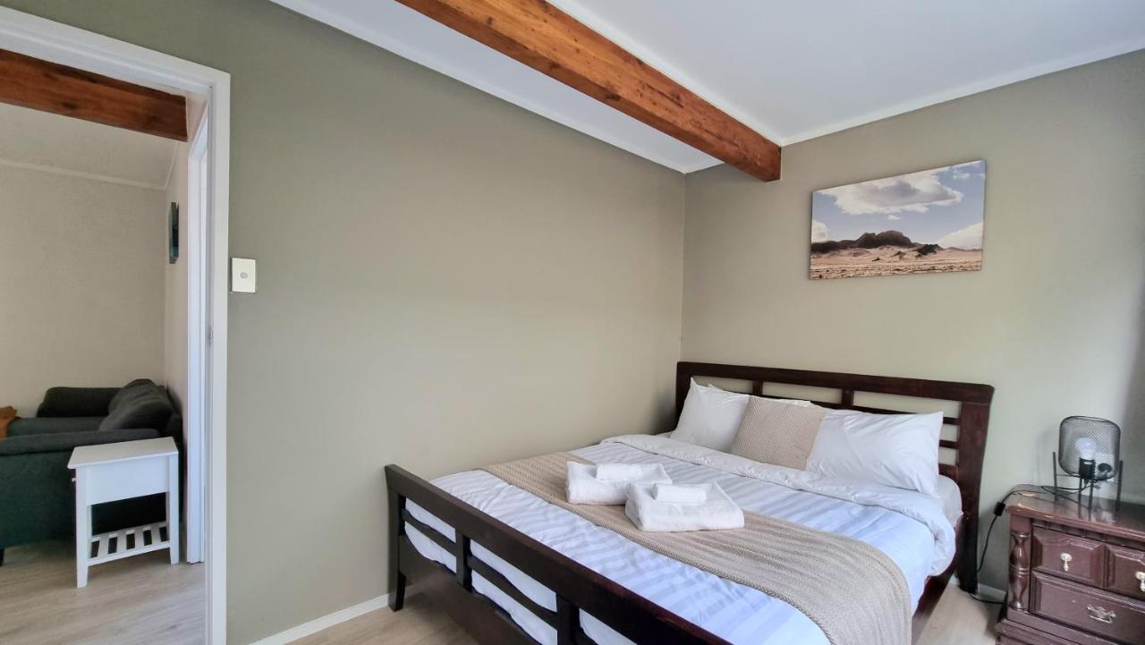 Lovely 2 - Bedroom Unit With Free Parking Apartment Auckland
