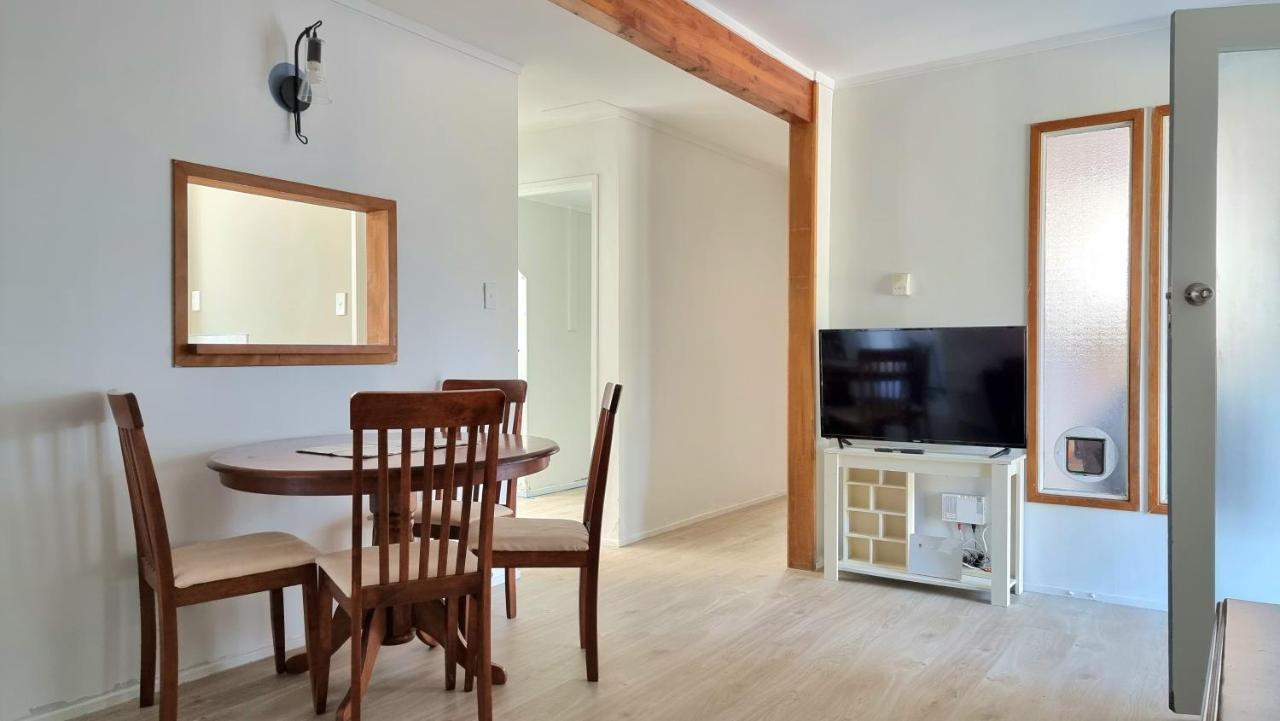 Lovely 2 - Bedroom Unit With Free Parking Apartment *