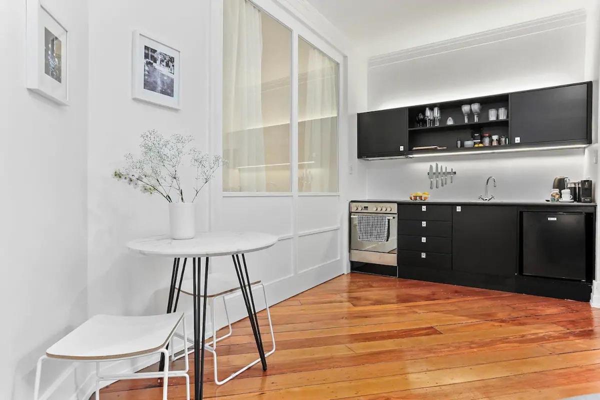 Apartment Sophistication Stay-cation With A Roof Pool!