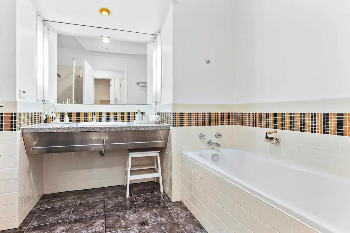 Apartment Sophistication Stay-cation With A Roof Pool! Auckland