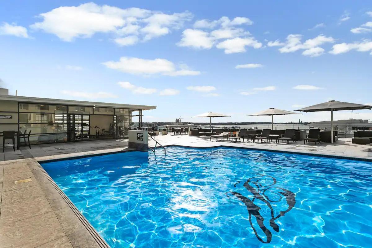 Sophistication Stay-cation With A Roof Pool! Apartment