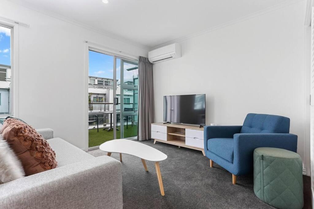 Newly Decorated, Spacious 4520
