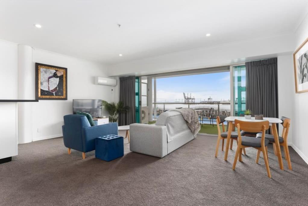 Newly Refurbished Waterfront Apartment! 3320 * Auckland