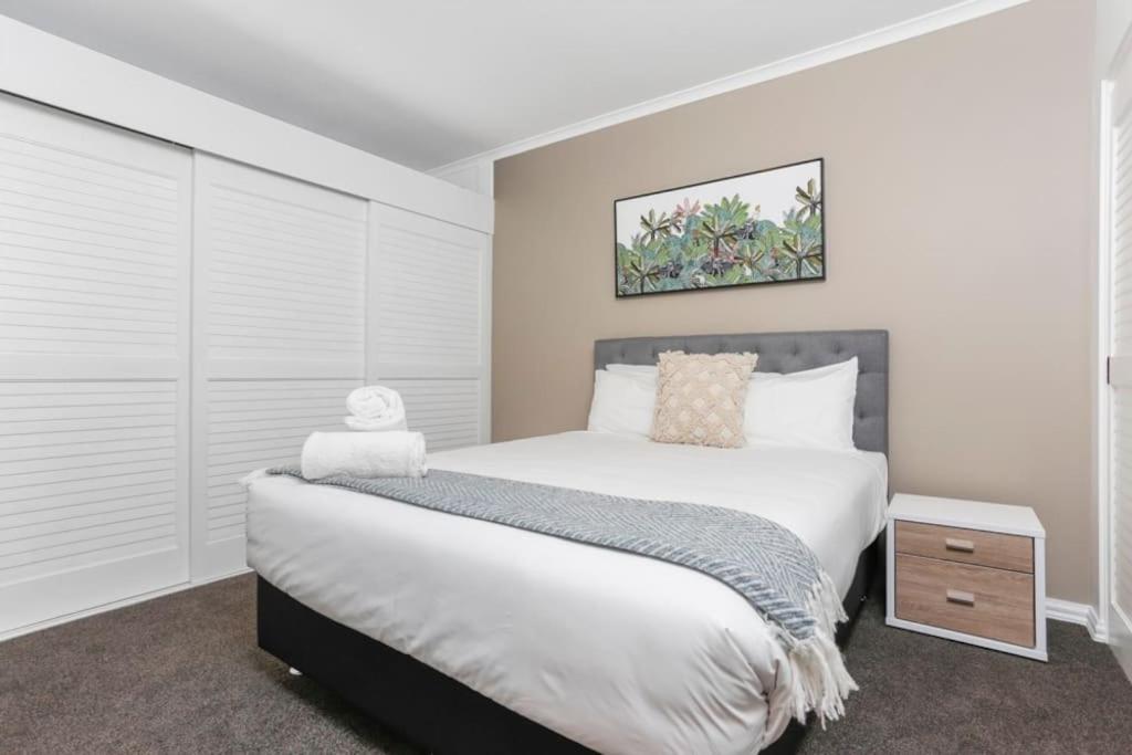 Apartment Newly Refurbished Waterfront Apartment! 3320