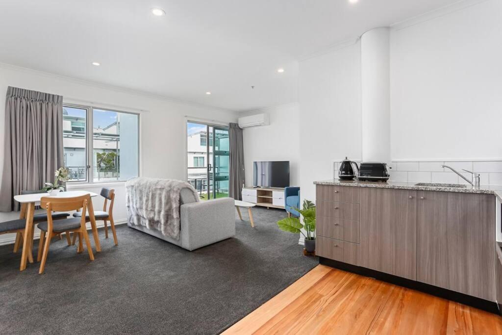 Newly Decorated, Spacious 4520 Apartment
