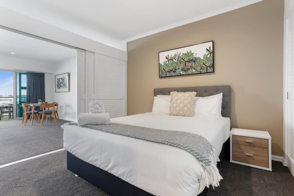 Newly Refurbished Waterfront Apartment! 3320 Auckland