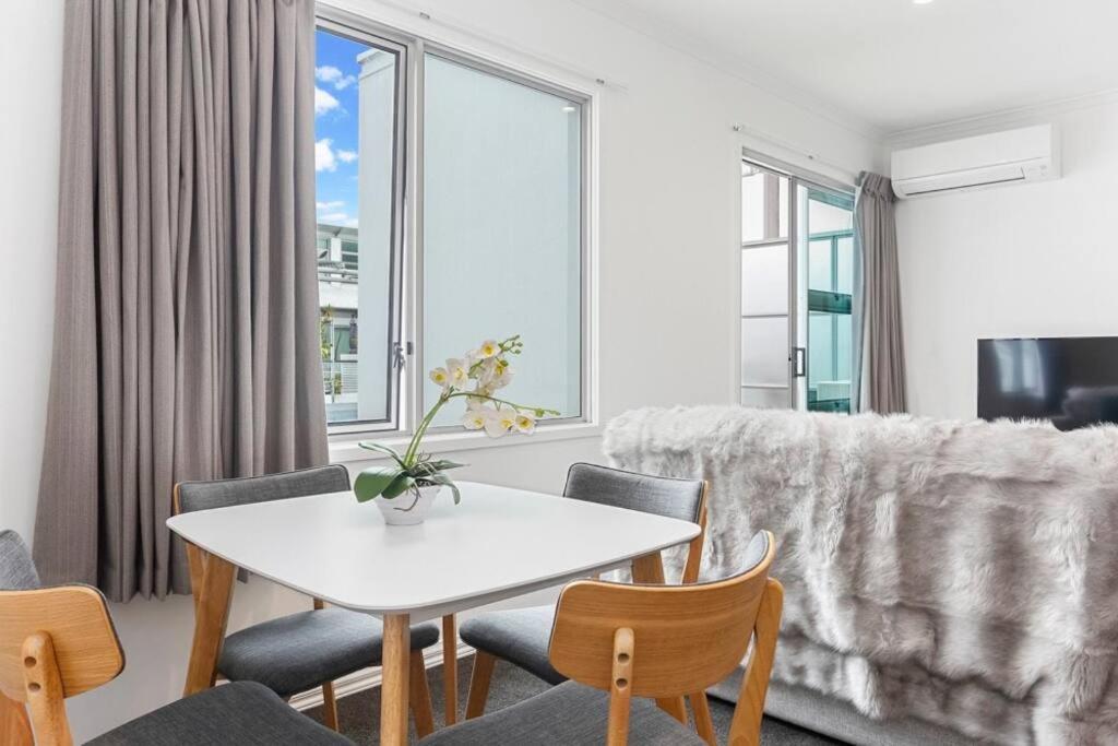 Newly Decorated, Spacious 4520 Apartment *