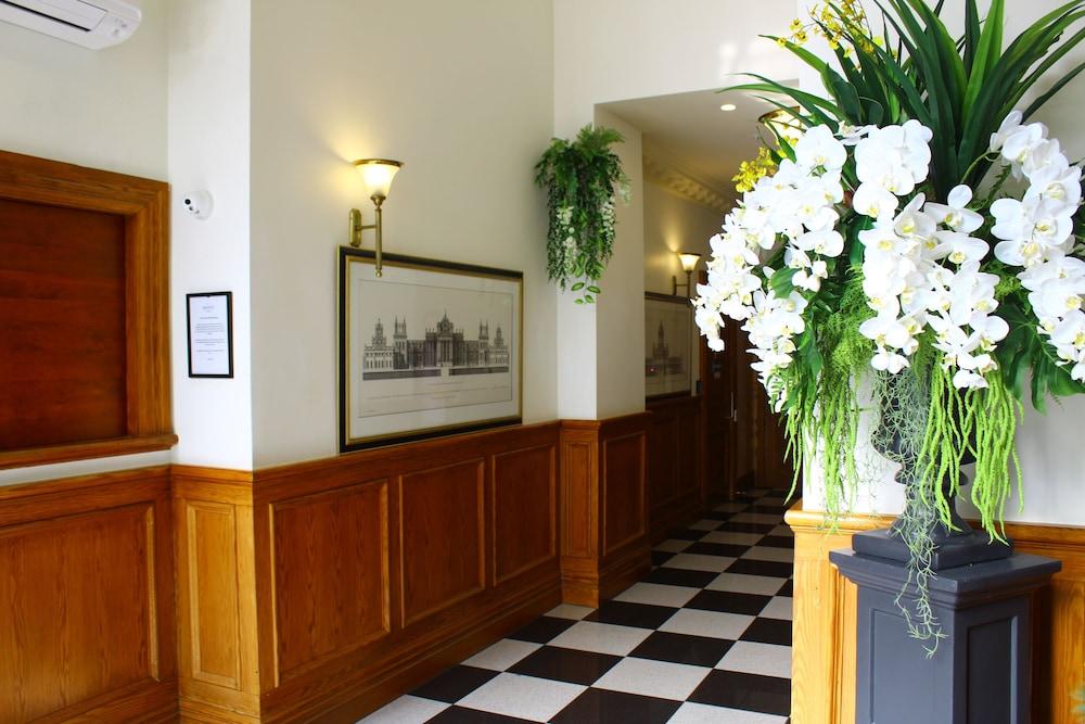 Quest On Eden Aparthotel 4*