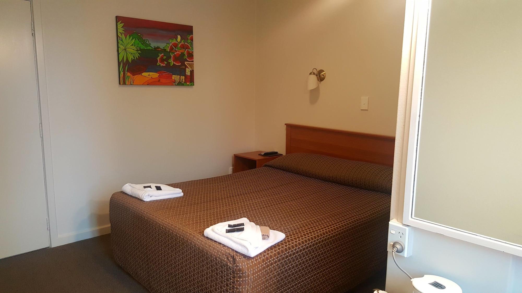 Kiwi International Hotel 2*