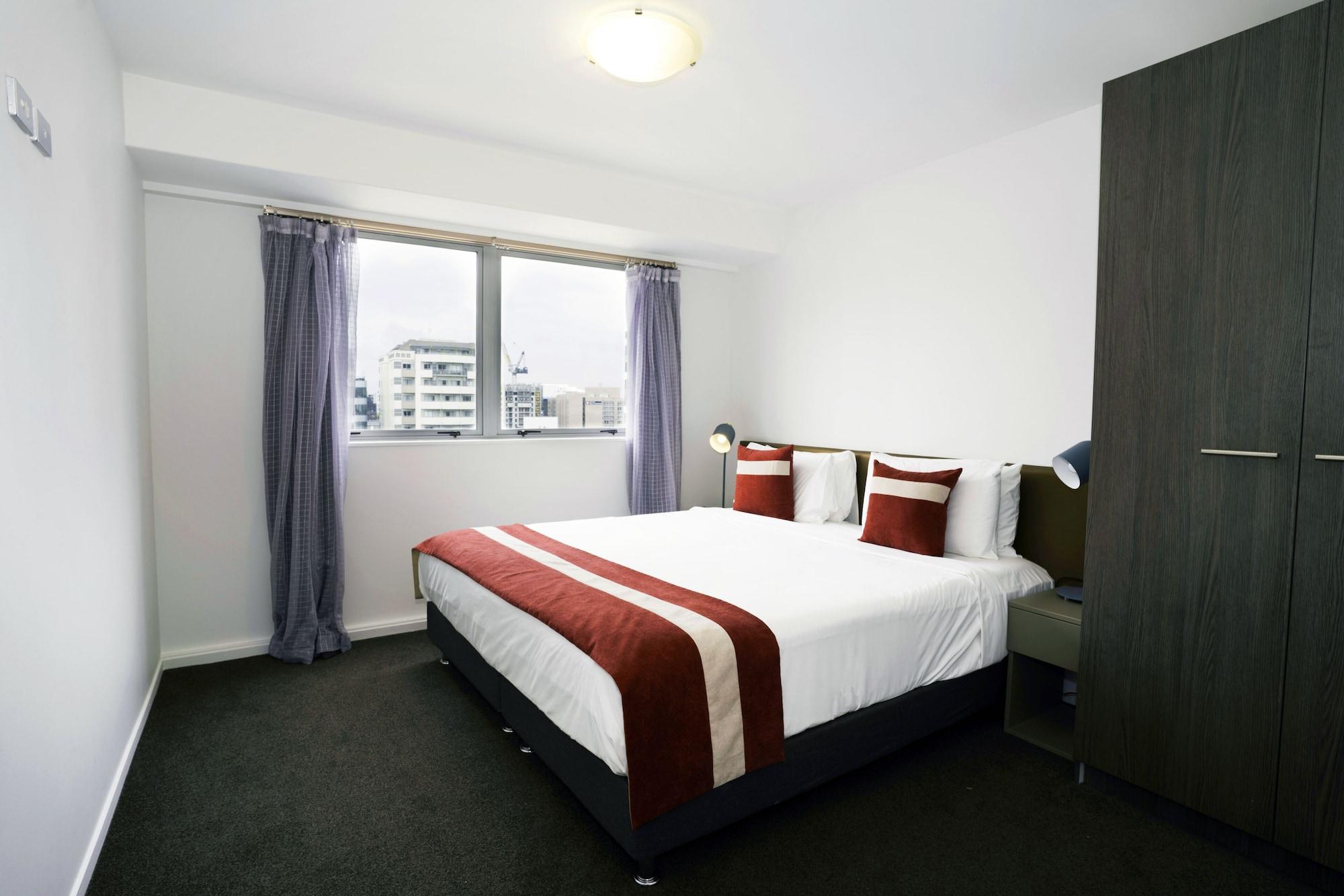 Bianco Off Queen Aparthotel