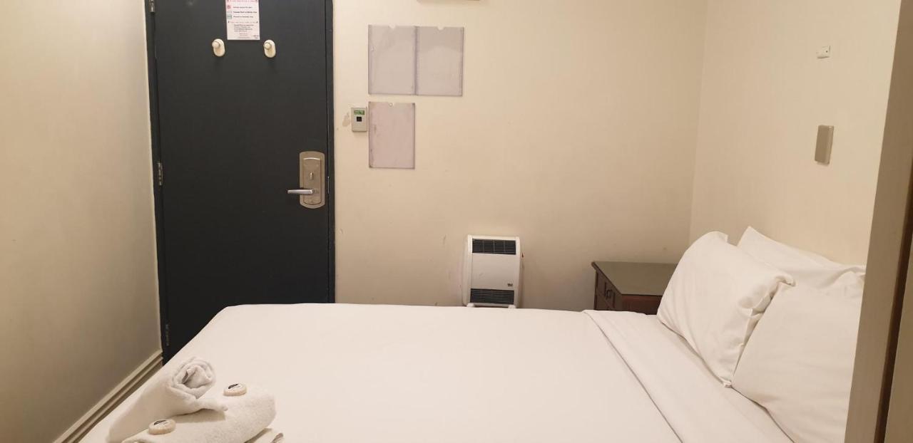 Street Hostel *