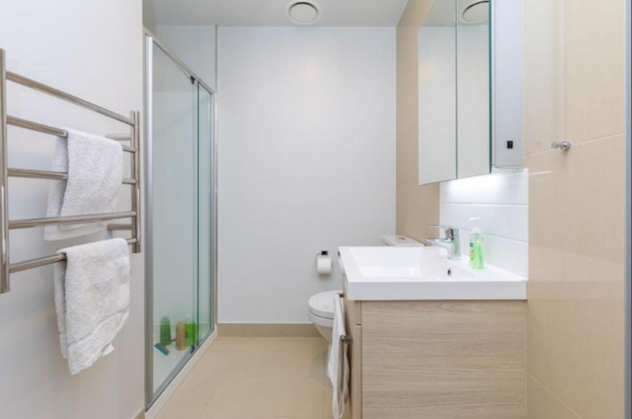Modern 2 Bedroom 1 Minute To Skytower