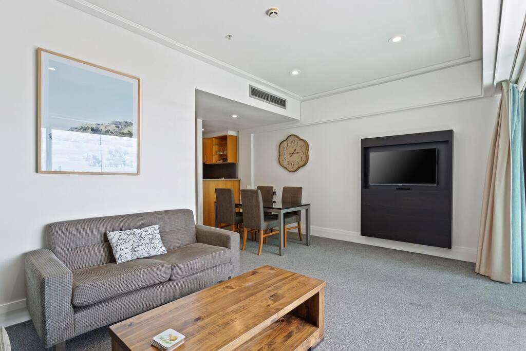 Spacious On Akl Viaduct With Balcony *