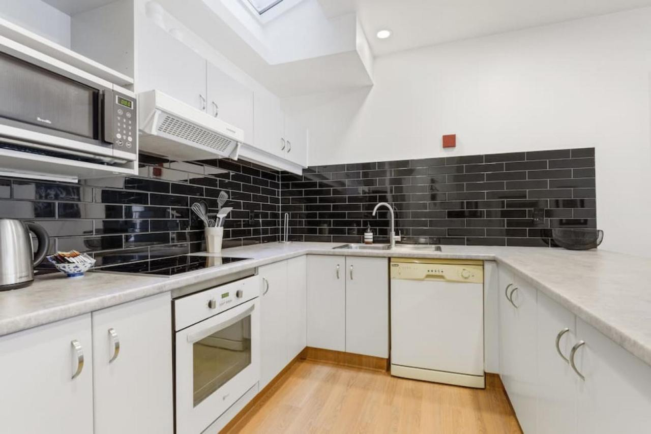 Cbd Spacious 3 Storey Terrace House With Courtyard *