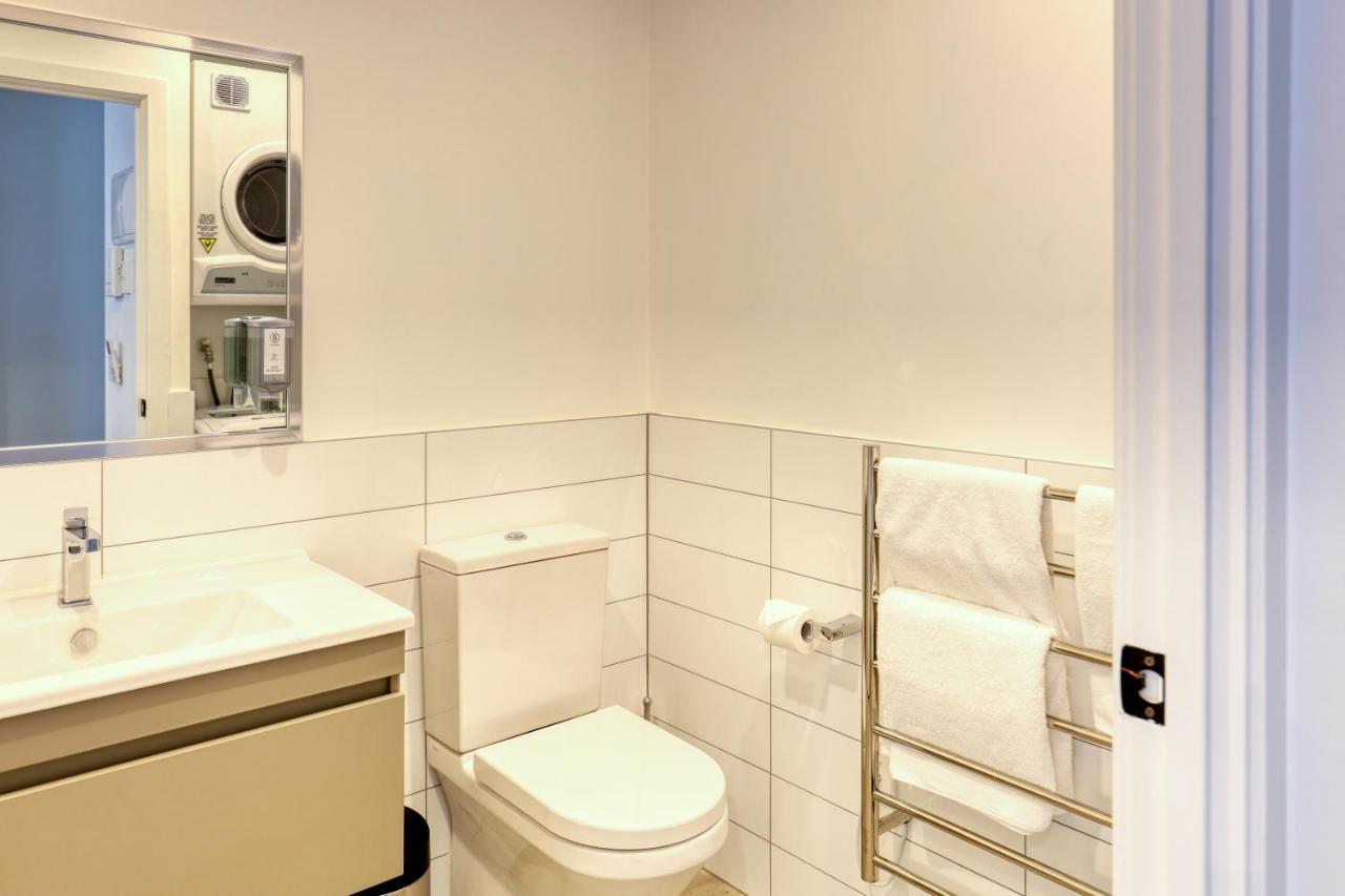 Hotel Ramada By Wyndham Victoria Street West 4*