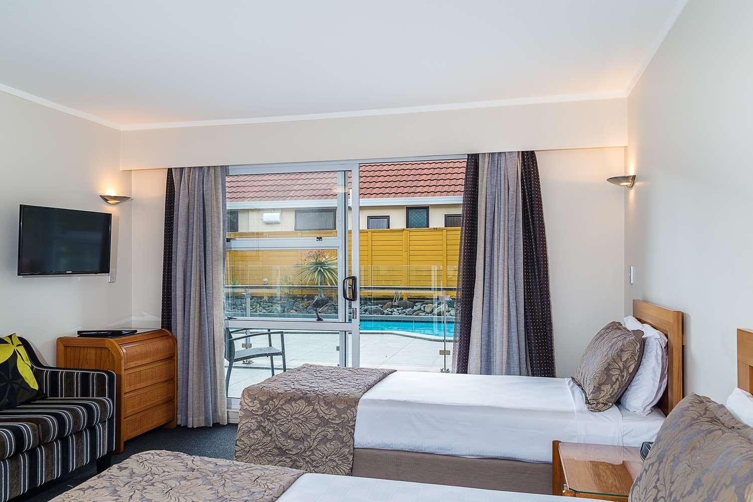 Western Newmarket & 4*