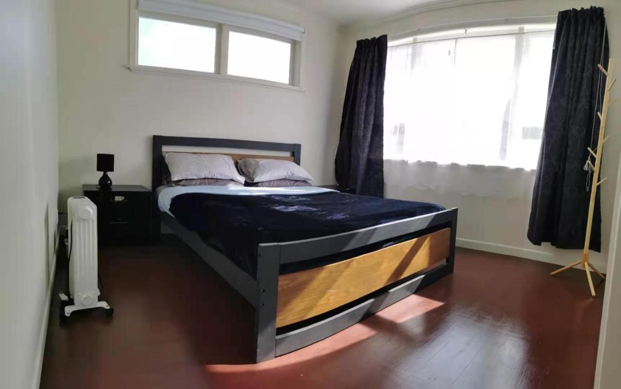 Pousada White Weather Board House *