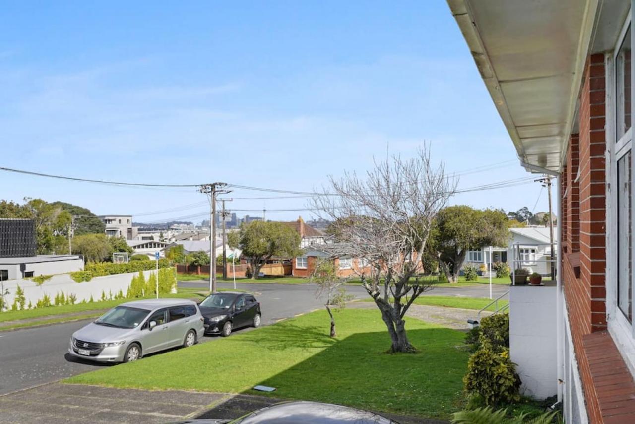 Renovated Takapuna 2br L Parking L Skytower Apartment